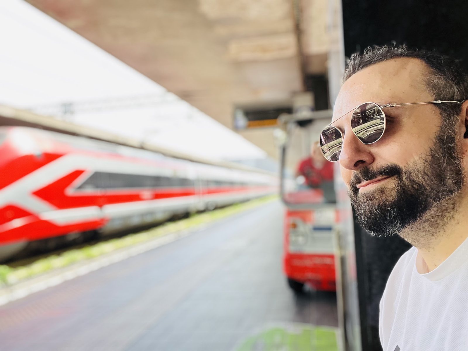 Bruno Golfette numa estação de trem na Itália